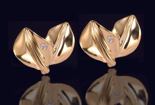 Leaf earrings in 18kt yellow gold and diamond with post and clip