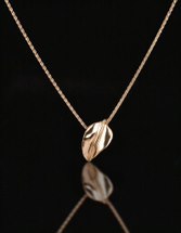 Leaf pendant in 18kt yellow gold with chain